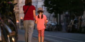 Justiça impede mãe de levar filha à igreja após exigência do pai nos EUA