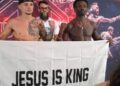Oponentes exibem juntos faixa “Jesus é Rei” em competição de MMA: “Não somos inimigos”
