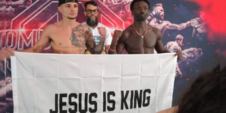 Oponentes exibem juntos faixa “Jesus é Rei” em competição de MMA: “Não somos inimigos”