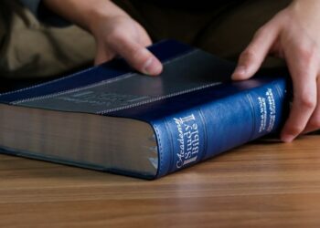 Mais americanos estão lendo a Bíblia, mas poucos acreditam que ela seja 100% precisa