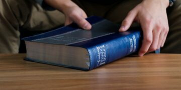 Mais americanos estão lendo a Bíblia, mas poucos acreditam que ela seja 100% precisa