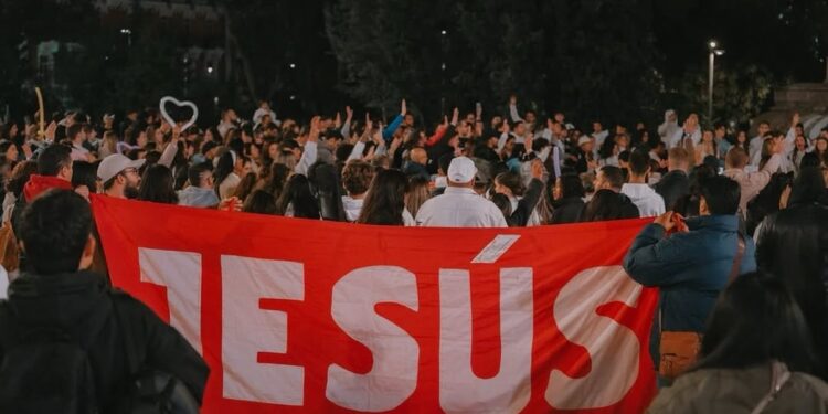 Mais de 1.000 jovens evangelizam em Madri e dezenas aceitam Jesus: “Vivemos um despertar”