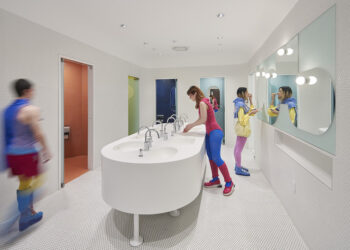 Mulher é presa por questionar pessoa ‘não binária’ em banheiro