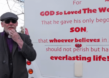 Polícia britânica alerta pastor sobre ‘discurso de ódio’ por exibir versículo em sua van