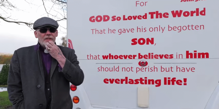 Polícia britânica alerta pastor sobre ‘discurso de ódio’ por exibir versículo em sua van