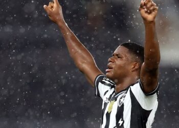 Panamenho José Kadir leva Botafogo à vitória no Brasileiro