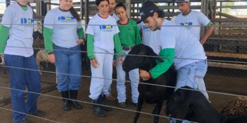 Alunos do Curso Técnico em Zootecnia apresentam práticas de bem-estar animal na II Semana do Técnico Agrícola, em Pimenta Bueno