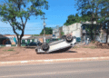 Motorista capota carro após ser fechado por caminhonete na avenida Jorge Teixeira