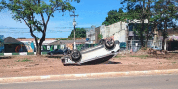 Motorista capota carro após ser fechado por caminhonete na avenida Jorge Teixeira