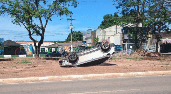 Motorista capota carro após ser fechado por caminhonete na avenida Jorge Teixeira