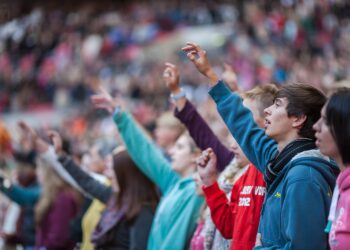 Cristãos farão vigília de oração internacional por 2026: ‘Um convite’