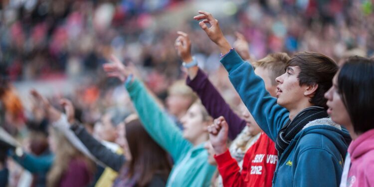 Cristãos farão vigília de oração internacional por 2026: ‘Um convite’