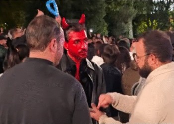 Dia das Bruxas se converte em ação evangelística para jovens