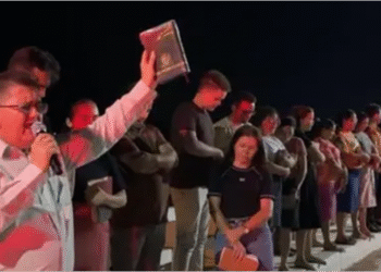 evangélicos fazem intercessão em ponte