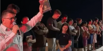 evangélicos fazem intercessão em ponte