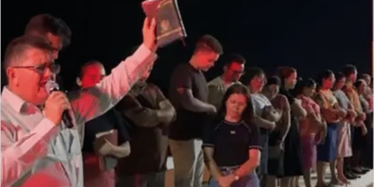 evangélicos fazem intercessão em ponte