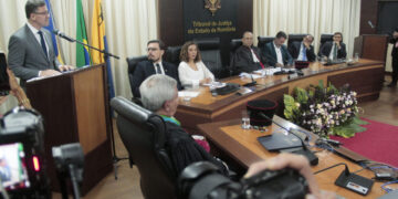 Cerimônia marca a transmissão de comando do governo de RO ao presidente do TJRO