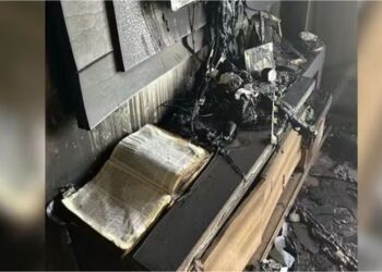 Bombeiro fica chocado ao ver Bíblia quase intacta após incêndio