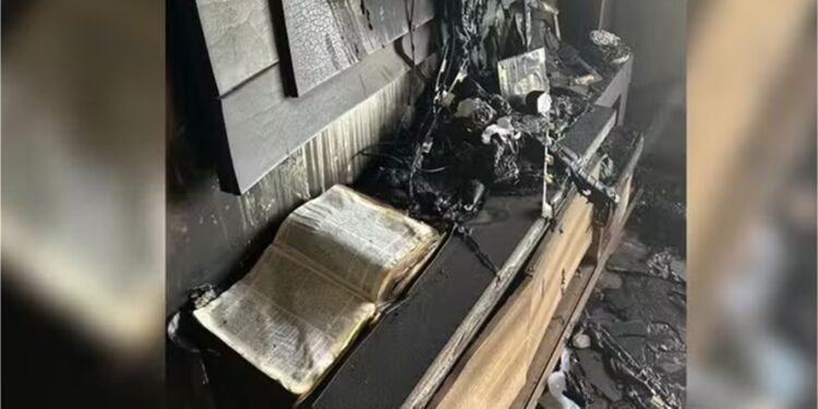 Bombeiro fica chocado ao ver Bíblia quase intacta após incêndio