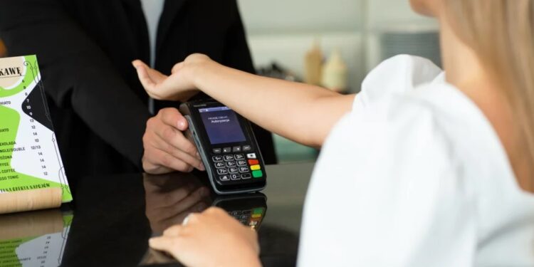 Marca da besta? Implantes de microchips ganham popularidade