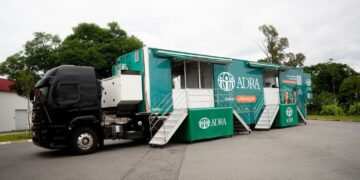 Igreja leva pedreiros para reconstruir cidade destruída por tornado