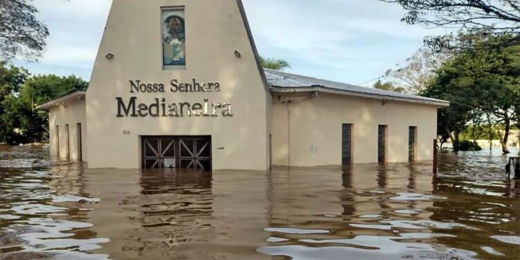 Em meio a escombros, igreja se mobiliza para repercutir ajuda