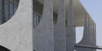 Governo sanciona proibição do uso de linguagem neutra em órgão público