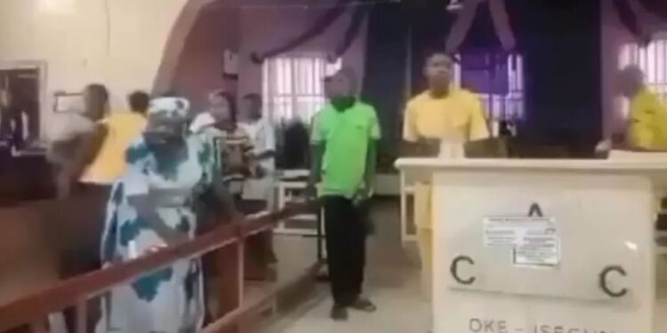 Transmissão flagra ataque de terroristas a cristãos em igreja