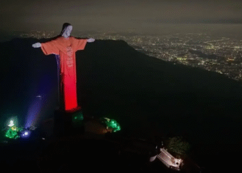 Versículo da Bíblia é projetado no Cristo Redentor