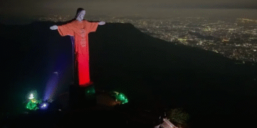 Versículo da Bíblia é projetado no Cristo Redentor