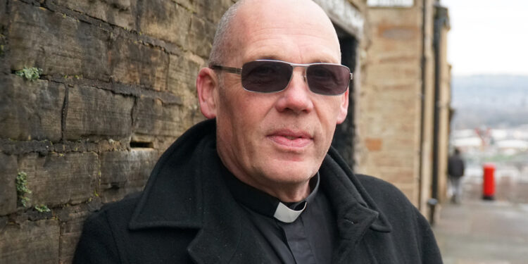 Cristão é alertado sobre “discurso de ódio” por exibir versículo