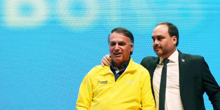 Carlos Bolsonaro expressa angústia por estado de saúde do pai
