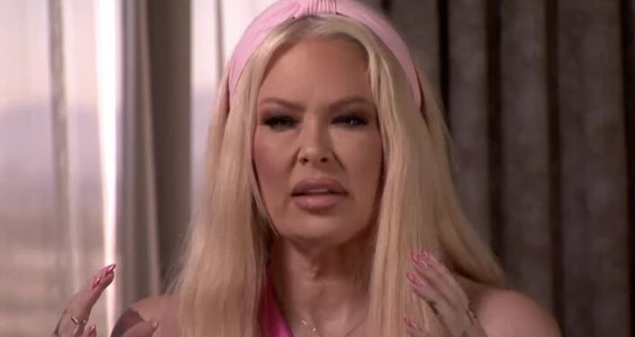 Ex ‘rainha pornô’ é batizada e quer ajudar outros ‘encontrar Jesus’