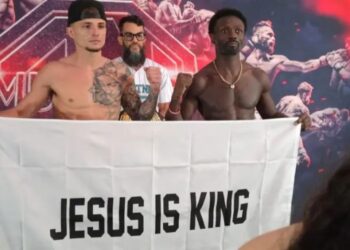 Lutadores de MMA exibem faixa ‘Jesus é Rei’ durante evento