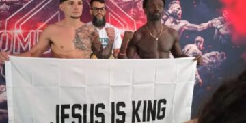 Lutadores de MMA exibem faixa ‘Jesus é Rei’ durante evento