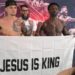 Lutadores de MMA exibem faixa ‘Jesus é Rei’ durante evento