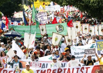 Marcha pelo Clima reúne 70 mil e leva força amazônica às ruas de Belém