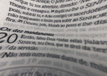 Juiz manda remover cartazes dos Dez Mandamentos de escolas