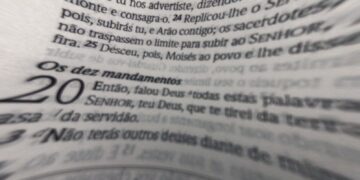 Juiz manda remover cartazes dos Dez Mandamentos de escolas