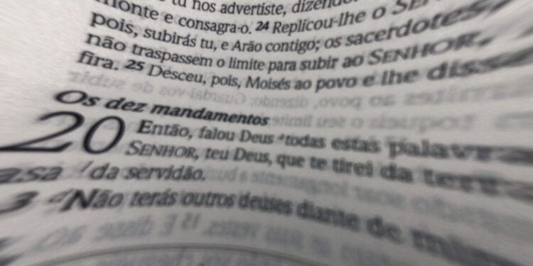 Juiz manda remover cartazes dos Dez Mandamentos de escolas