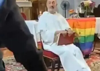 Padre celebra missa com bandeira LGBT em igreja na Espanha