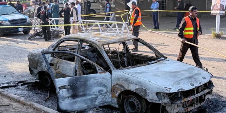 Atentado suicida mata 12 pessoas e fere dezenas no Paquistão