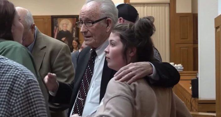 Pastor de 87 anos é absolvido de acusação de pornografia infantil