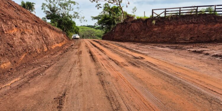 Serviços de encascalhamento, rebaixamento de morro e limpeza das margens são executados pelo governo de RO na RO-490