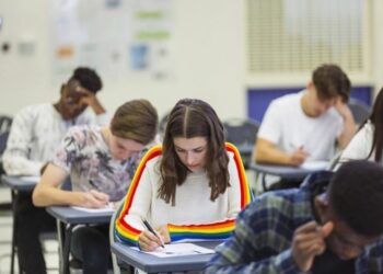 Professoras demitidas ao recusar ideologia de gênero vencem