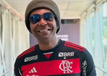 Thalles canta hino do Flamengo na Marcha e gera polêmica