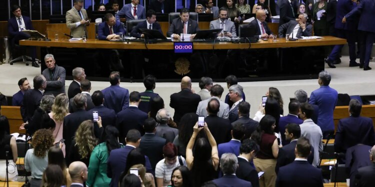 Câmara retoma trabalhos após retirada à força de Braga