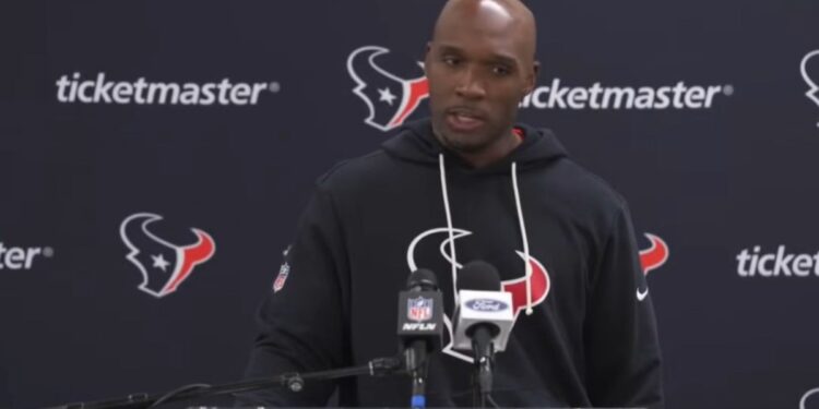 Técnico destaca fé dos jogadores após classificação na NFL: “Jesus é a nossa Luz”