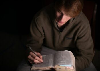 Fé cristã entre jovens na Finlândia registra crescimento expressivo em 2025, diz pesquisa