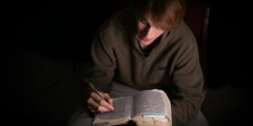 Fé cristã entre jovens na Finlândia registra crescimento expressivo em 2025, diz pesquisa